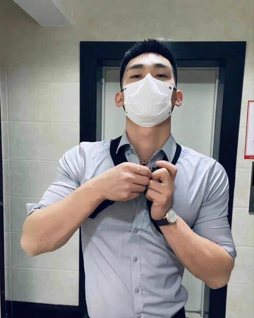 穿着睡衣满街跑丶